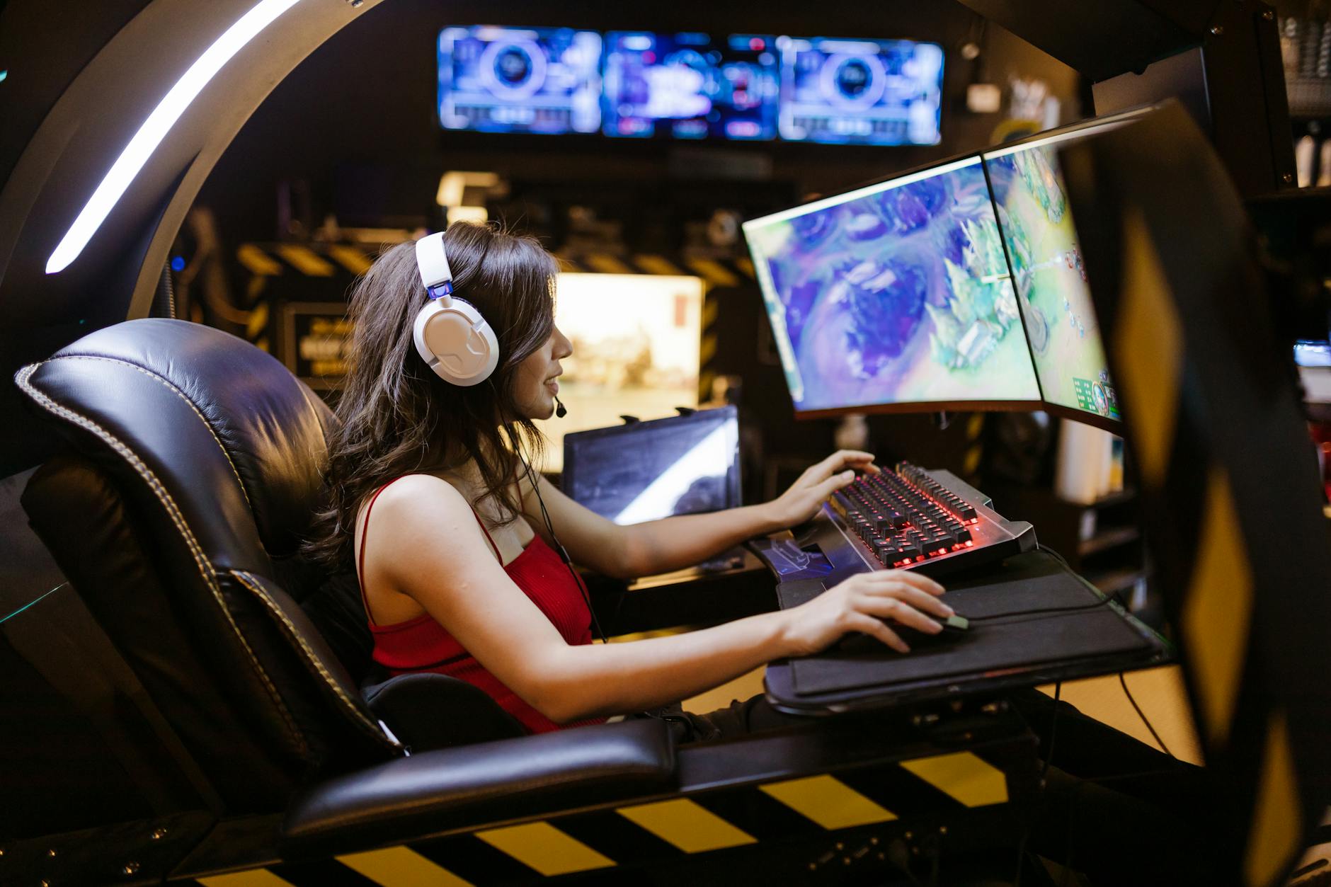 High-resolution gaming monitor showing vibrant game scene with detailed graphics